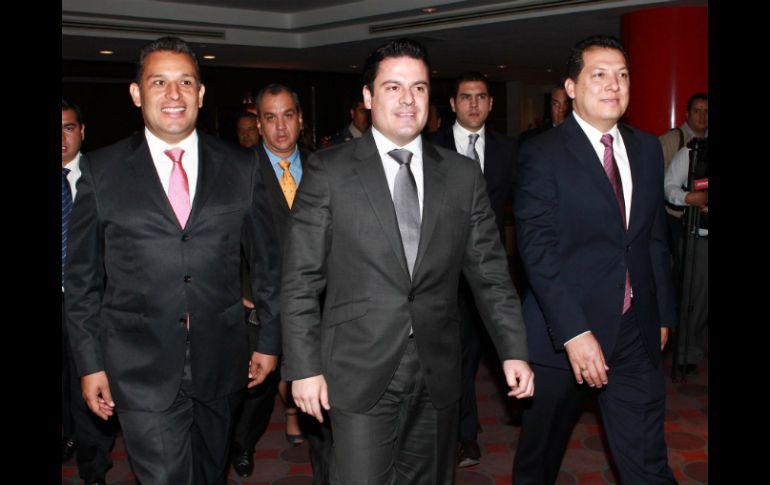 Los trabajadores del Gobierno de Aristóteles Sandoval (c) deberán presentar ante la Contraloría del Estado su declaración de bienes. ARCHIVO /