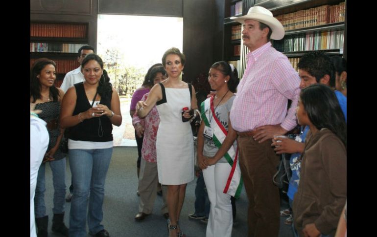 Martha Sahagún y Vicente Fox reciben estudiantes en el Centro Fox, ubicado en San Cristóbal en San Francisco del Rincón, Guanajuato. ARCHIVO /