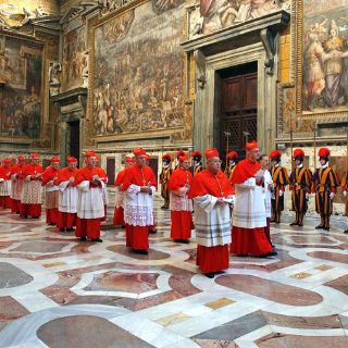 Auxiliares de cardenales en el cónclave juran guardar secreto