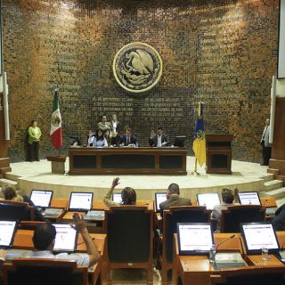 Panistas abandonan sesión plenaria