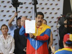 Nicolás Maduro muestra su registro como canditado a la presidencia venezolana. AFP /