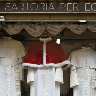 Listas, las vestimentas del futuro Papa