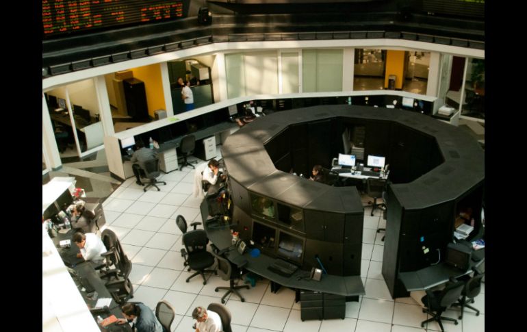 Al cierre de la jornada en la BMV, las acciones de  América Móvil serie L  registran pérdida del 3.31 por ciento. ARCHIVO /