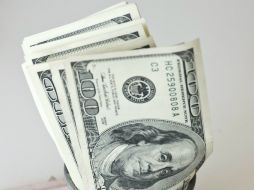 Dólar libre se vende en 12.75 pesos y se compra en mínimo 12.05 pesos en bancos. ARCHIVO /