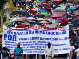 Maestros de la CETEG se manifiestan en distintos puntos de Guerrero en contra de la Reforma Educativa. NTX /