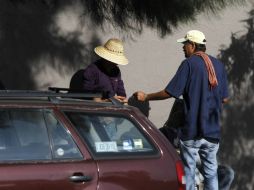 Buscan prevenir delitos entre franeleros y cuidadores de autos. ARCHIVO /
