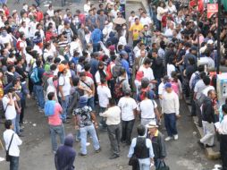 Los estudiantes se manifiestan para presionar a la Secretaria de Educación para que autorice recursos para un viaje. ARCHIVO /
