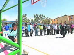 Tiro a gol. El alcalde Héctor Robles visitó la Secundaria Técnica 13. EL INFORMADOR /