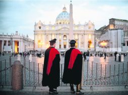 Agentes de Policía vigilan la plaza de San Pedro, en el Vaticano. Los cardenales están reunidos para elegir al sucesor de Benedicto XVI AFP /
