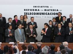 El Presidente, Enrique Peña Nieto, y líderes parlamentarios durante la firma de la iniciativa de reforma de telecomunicaciones. EFE /