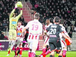 Memo Ochoa hizo un par de atajadas fundamentales para que el Ajaccio rescatara un triunfo de 1-0 sobre el Lorient, el sábado. AFP /