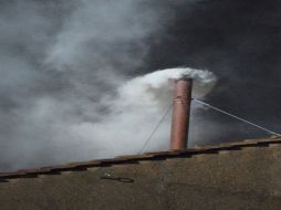 La ''fumata'' blanca, o humo blanco, junto al repique de campanas en El Vaticano, anuncia la elección del nuevo Papa. ARCHIVO /