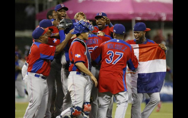 El estratega destaca la unión en su equipo en cada uno de los partidos. EFE /