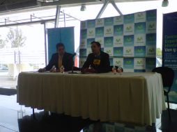 Alfonso Mejía, subdirector de Negocios de la Región Occidente, y Édgar Romero, de Innox, durante rueda de prensa.  /