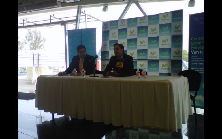 Alfonso Mejía, subdirector de Negocios de la Región Occidente, y Édgar Romero, de Innox, durante rueda de prensa.  /