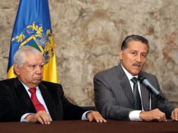 Juan José Bañuelos (i) durante su toma de protesta, junto al secretario general de Gobierno, Arturo Zamora.  /