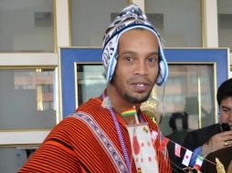 El gobernador le obsequió a Ronaldinho Gaúcho un poncho andino colorado hecho en un pueblo de ''kallawayas''. EFE /