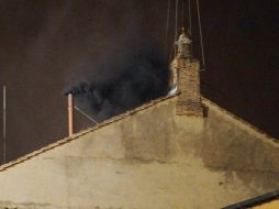 La primera ''fumata'' saliendo de la Capilla Sixtina fue negra. Aún no hay Papa en la Iglesia Católica. EFE /