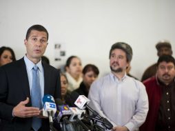 Antonio M. Romanucci (izq.), uno de los abogados de la familia del piloto Miguel Pérez Soto que conducía el avión. EFE /