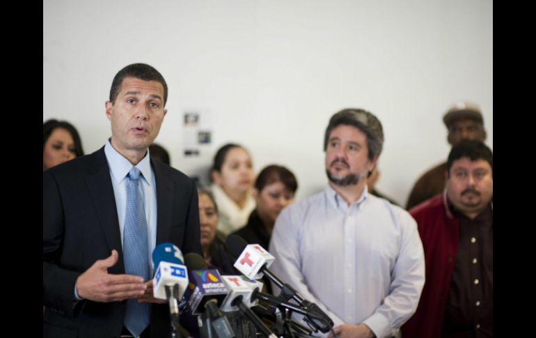 Antonio M. Romanucci (izq.), uno de los abogados de la familia del piloto Miguel Pérez Soto que conducía el avión. EFE /