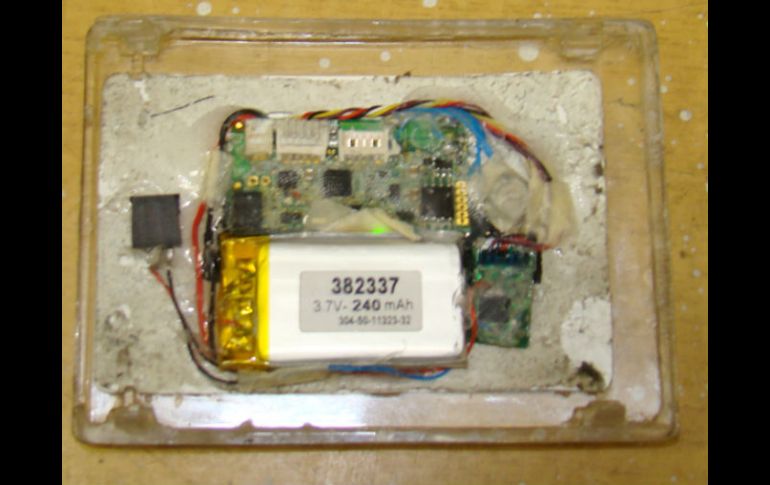 Dispositivo para clonar tarjetas, también conocido como ''skimmer''. ESPECIAL /