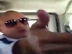El video muestra una conversación con un hombre calvo y de lentes durante un traslado al interior de una camioneta. ESPECIAL /