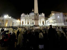 Fieles se mantienen en la Plaza de San Pedro, a la espera de la decisión del cónclave que elegirá al nuevo Papa. NTX /