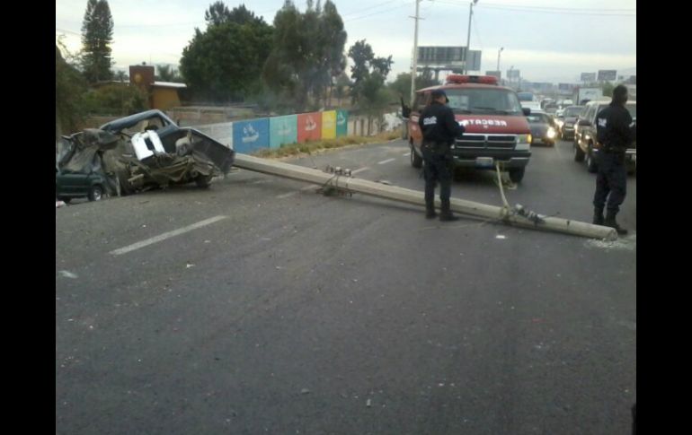 Elementos de la Policía Federal ayudan a descongestionar el tráfico en la zona.  /