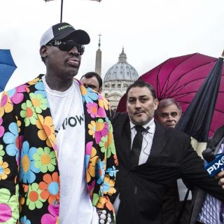 Rodman respalda a cardenal ghanés para el papado