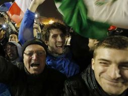 Fieles aplaudieron la elección del nuevo Sumo Pontífice en la Plaza de San Pedro. AP /
