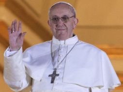 El cardenal argentino Jorge Mario Bergoglio saluda tras ser elegido nuevo Papa. EFE /