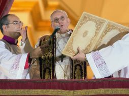 El cardenal argentino Jorge Mario Bergoglio (c) se dirige a miles de perigrinos reunidos en la Plaza de San Pedro. EFE /