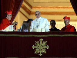 El papa Francisco I (c), de 76 años, se dirige a miles de peregrinos reunidos en la Plaza de San Pedro. EFE /