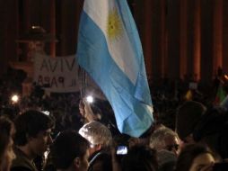 Aunque Bergoglio no figuraba entre los faoritos para muchos, algunos connacionales estuvieron presentes en la Plaza de San Pedro. AP /