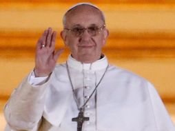 El cardenal argentino Jorge Mario Bergoglio saluda a los fieles, luego de ser elegido nuevo Papa. EFE /