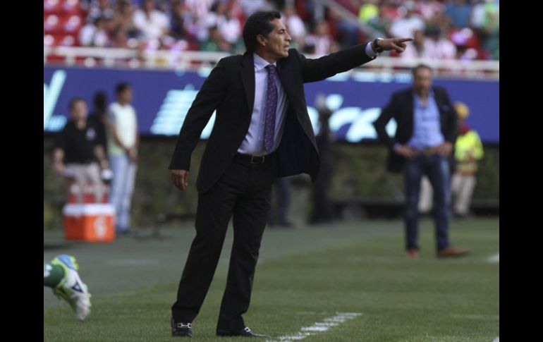 Benjamín Galindo da indicaciones en unno de los partidos del Guadalajara.  /