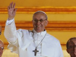 El Papa Francisco saluda desde el balcon en la catedral de San Pedro al ser electo sumo pontífice. AP /
