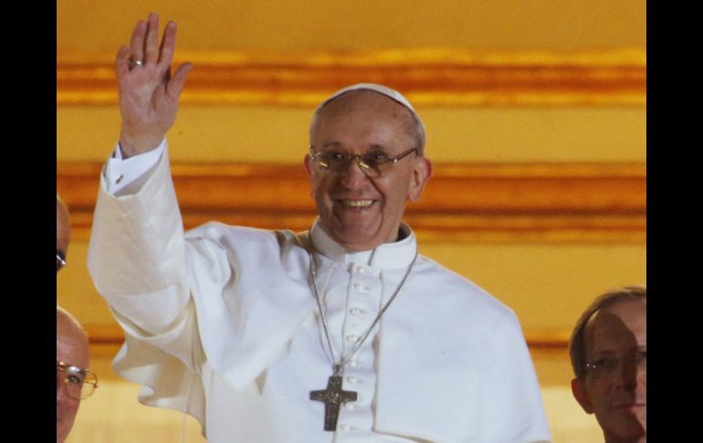 El Papa Francisco saluda desde el balcon en la catedral de San Pedro al ser electo sumo pontífice. AP /