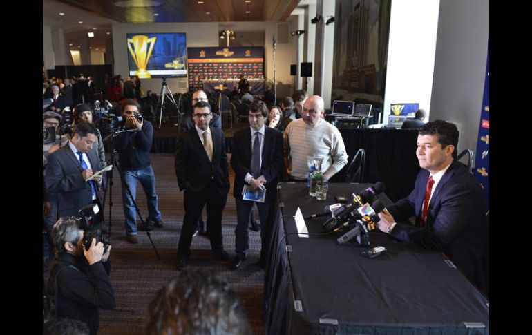 José Manuel de la Torre da una rueda de prensa luego del sorteo en Chicago. MEXSPORT /