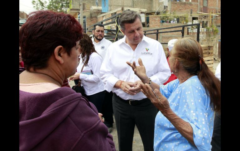 El presidente municipal (c) caminó por algunas calles y recibió quejas de los vecinos.  /