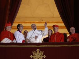 El Papa Francisco (c), se dirige a miles de peregrinos reunidos en la Plaza de San Pedro, en El Vaticano. EFE /