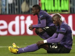 Jugadores del Porto lamentan la eliminación de su equipo de la Champions League. AP /