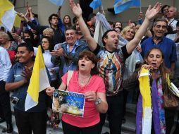 La noticia fue recibida con júbilo por fieles de todo el mundo pero sobre todo en Buenos Aires, Argentina. EFE /