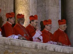 Algunos cardenales salieron a los balcones de la Basílica de San Pedro para esperar el primer mensaje del nuevo Pontífice. AP /