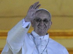 Francisco se convirtió hoy en el primer papa que procede de Latinoamérica. EFE /