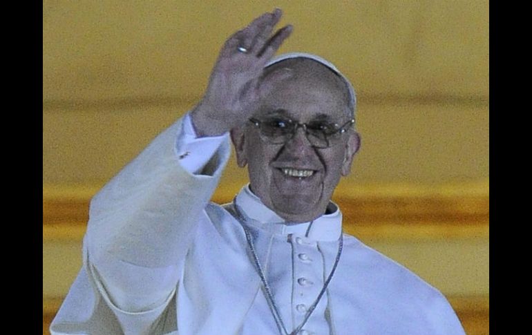 Francisco se convirtió hoy en el primer papa que procede de Latinoamérica. EFE /