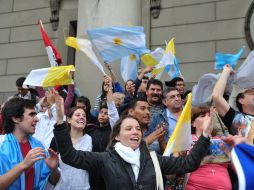 Muchos argentinos salieron a las calles de Buenos Aires a festejar la elección de Francisco. EFE /