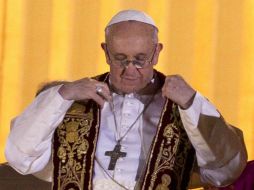 El Papa Francisco (c), se acomoda su ropaje frente a miles de peregrinos reunidos en la Plaza de San Pedro. EFE /