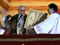 El Papa Francisco bendice a miles de peregrinos reunidos en la Plaza de San Pedro, en El Vaticano. EFE /
