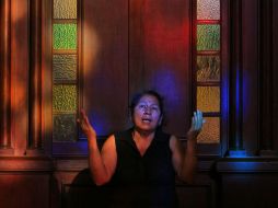 Una mujer ora en El Salvador para celebrar la proclamación del cardenal argentino Jorge Mario Bergoglio como el nuevo papa. EFE /